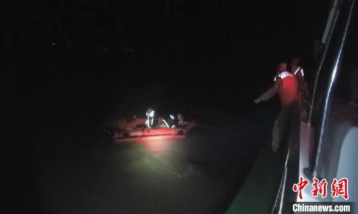 一橡皮艇凌晨失去动力 泉州海警紧急救援