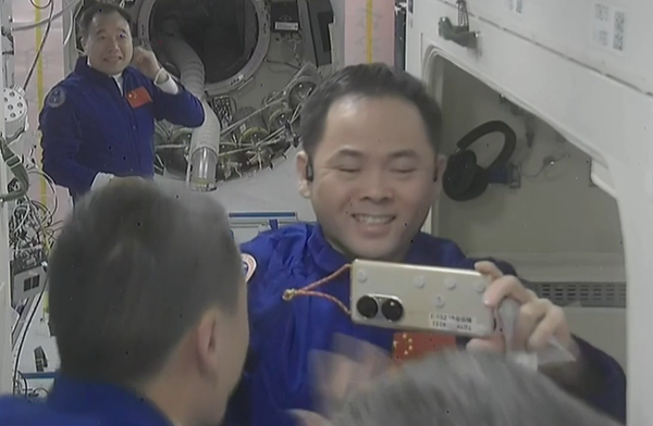 华为手机已上天！中国航天员带华为P50入驻空间站