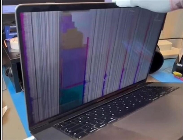  苹果MacBook Pro被曝灰尘门：屏幕出现紫色垂直线